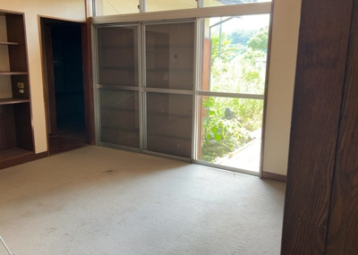 【居間・リビング】 | 丹木町中古戸建 | L型アイランドタイプは、キッチンからダイニングにもリビングにも目が行き届くので、とても使いやすい配置です。L字型独立タイプは、キッチンを独立させてるためLDKというよりもLDといった様なイメージです。