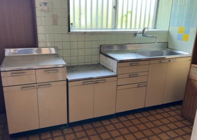 【キッチン】 | 丹木町中古戸建 | DKの物件でも広く見せたい方は、ダイニングスペースを広く使えるように工夫しましょう。低めのダイニングソファを置くと、家具の圧迫感が減り、広く見せることができ、ダイニングをリビングのように使用できます！