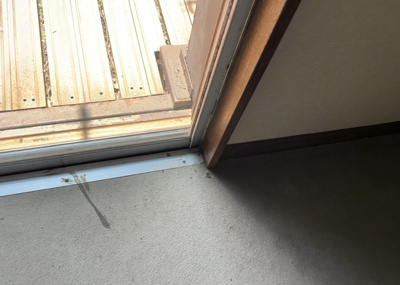 【内装】 | 丹木町中古戸建 | サッシは、ガラス窓に使用される金属製の窓枠です。一般的に住宅建築では、金属製建具工事の段階でガラス類・玄関などと同時に設置されます。種類や構造により断熱性能や遮音性能が異なるので現地でご確認ください。