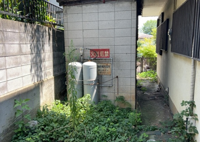 【発電・温水設備】 | 丹木町中古戸建 | 省エネ給湯器とは従来型の給湯器より熱効率が高く、少ない燃料でたくさんのお湯を沸かすことが出来る高効率な給湯器のことを指します。また、省エネ給湯器には種類があり、利便性や効果なども様々です。