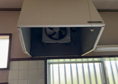【冷暖房・空調設備】 | 丹木町中古戸建 | ２４時間換気と一般的な換気扇は役割が違います。２４時間換気は室内の空気を循環して、シックハウスや結露を防ぐ役割があるため常に動かす必要があります。一方の換気扇の役割は短期間で空気を入れ替えることです。