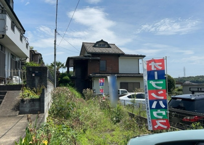 【構造・工法・仕様】 | 丹木町中古戸建 | 木造住宅とは土台、壁、柱など建築物の強度を支える構造体の材に木が使用されている構造を指します。構造体は建物の自重を支えるだけではなく風圧や水圧、積裁荷重などあらゆる衝撃に耐えるための基礎です。