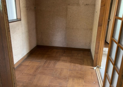 【居間・リビング】 | 丹木町中古戸建 | 直線タイプはLとDKを一直線に並べた形で対面キッチンのタイプです。一般的なのでよく見かけるかもしれません。直線タイプに似た直接アイランドタイプは、キッチンとダイニングの間に壁がない分広く感じられます。