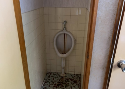 【トイレ】 | 丹木町中古戸建 | トイレは大きさや形、機能、抗菌性などが異なる多種多彩なタイプが各メーカーから出ています。それぞれに良さがあるため、事前にどういったタイプのトイレがいいのかをご家庭内で決めて、内見に行くといいでしょう。