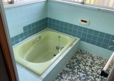 【浴室】 | 丹木町中古戸建 | 入浴時の快適さも大事なことですが、綺麗な状態を維持できなければ気持ちよく入浴できません。毎日の掃除が楽という点は大事なポイントになります！カビが生えにくく掃除がしやすい、壁や浴槽を選ぶといいでしょう。