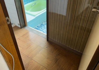 【脱衣所】 | 丹木町中古戸建 | 多くの戸建て住宅で見かける洗面脱衣所は、洗面台と洗濯機が2畳ほどのスペースに並べられていて、洗面所が脱衣所を兼ね備えている間取りが一般的です。お客様が利用することもある、パブリックな空間でもあります。