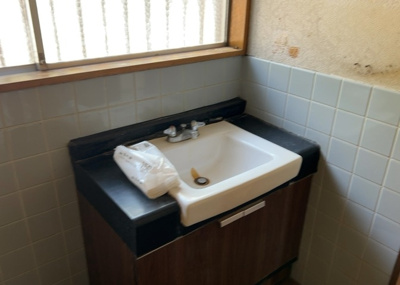 【独立洗面台】 | 丹木町中古戸建 | 洗面化粧台では顔を洗ったり、身だしなみを整えることが本来の使い方ですが、用途によっては洗面化粧台に求められる機能が違ってくるため、ご自身や家族のライフスタイルに合ったものを選ぶことをおすすめ致します。