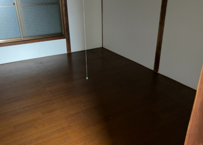 【洋室】 | 中野上町中古戸建 | 洋室のメリットは重い家具が置きやすく、身の回りが整理しやすいことです。 床がフローリングのため畳とは異なり凹みにくいです。 クローゼットなど収納が豊富で、普段使わない旅行カバンや服の整頓も簡単にです。