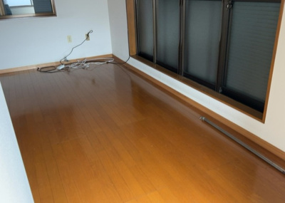 【寝室】 | 中野上町中古戸建 | 寝室でゆっくりと過ごすためにはベッド周りの適度な空間を担保することや窓の位置、照明の明るさ、寝室の広さなどを考える必要があります。自身や家族の構成とライフスタイルに併せて寝室にする部屋を選びましょう！
