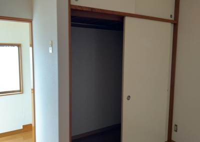 【収納】 | 中野上町中古戸建 | デザイン性を重視しすぎて収納が少なかった！なんてことにならないため、事前に現地で収納の数を確認しておくことをお勧めします。クローゼット以外にも床下収納や屋根裏収納、パントリーなどもチェックしましょう。