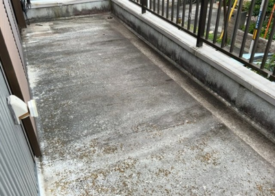 【バルコニー】 | 中野上町中古戸建 | バルコニーは、室外の専用スペースのうち、「屋根がなく開放された空間」であるものを指します。ベランダより広いタイプのものが多く、日当たりもよいため家庭菜園などを楽しみたい人にとって適した環境となります。