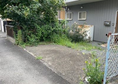 【駐車場】 | 中野上町中古戸建 | 駐車場と明記されていても、最小スペースでつくられた駐車場だと大型車は駐車できなかったり、出入りしにくくなったりする可能性があります。お車のサイズと購入したい物件の駐車場のサイズを現地で確認しましょう。