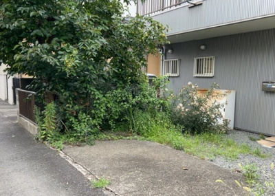 【庭】 | 中野上町中古戸建 | 庭があることでガーデニングや家庭菜園はもちろん、こどもの遊び場やペットを放して遊ぶことができます。また、家の周囲に余裕があるということです。隣地との間があれば、十分な日当たりと、風通しが確保できます。