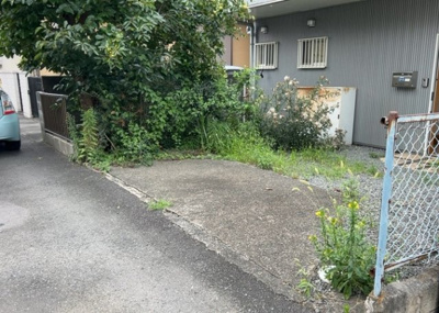 【前面道路含む現地写真】 | 中野上町中古戸建 | 住宅用の土地では前面道路に2m以上接していなければならないと法律で定められています。しかし、お持ちの車のサイズやライフスタイルなどにより、2mでは利便が悪い場合もございますので、事前に確認しましょう。