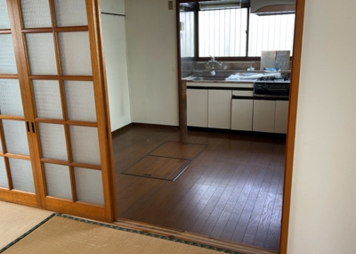 【居間・リビング】 | 中野上町中古戸建 | L型アイランドタイプは、キッチンからダイニングにもリビングにも目が行き届くので、とても使いやすい配置です。L字型独立タイプは、キッチンを独立させてるためLDKというよりもLDといった様なイメージです。