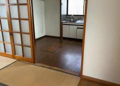 【ダイニング】 | 中野上町中古戸建 | ダイニングは、食事や家族の団らんスペースとしてだけではなく、ほかの用途としても使用することができます。ダイニングテーブルを置き、食事のためのスペースを作ることでリビングとの差別化を図ることができます。