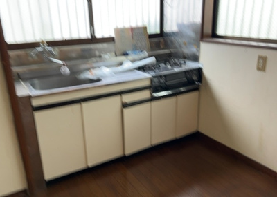 【キッチン】 | 中野上町中古戸建 | DKの物件でも広く見せたい方は、ダイニングスペースを広く使えるように工夫しましょう。低めのダイニングソファを置くと、家具の圧迫感が減り、広く見せることができ、ダイニングをリビングのように使用できます！