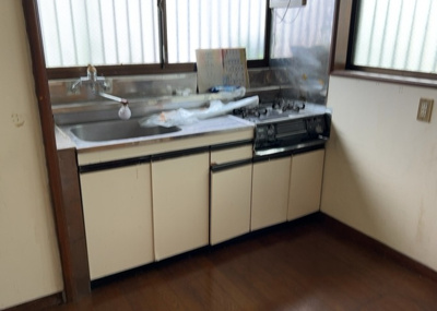【キッチン】 | 中野上町中古戸建 | ダイニングとキッチンの間を扉や壁などで仕切らず、一体化させた間取りです。キッチンカウンターがついている物件ならば、食事をキッチンカウンターで取ることで、ダイニングスペースをリビングとして使用できます。