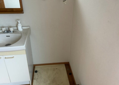 【ランドリースペース】 | 中野上町中古戸建 | ランドリースペースも気になります。洗濯機置場があり「洗う、干す、取り込む、アイロンがけ、たたむ」など、洗濯に関する家事をするための空間です。広さや収納など付帯設備も含めて、詳細は現地でご確認ください。