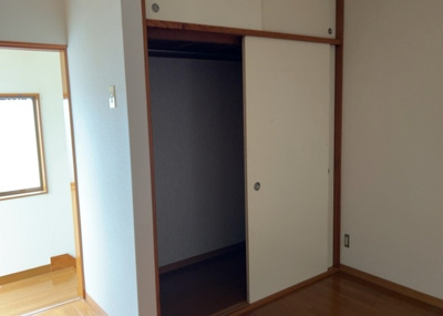 【収納】 | 中野上町中古戸建 | ウォークインクローゼットがあれば、クローゼット内でコーディネートが完成できますし、季節の変わり目に行う衣替えの手間も省けます。また、スーツケースなど大きいものもしまうことができ使い勝手がよいです。