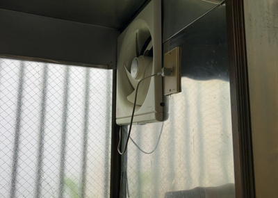 【冷暖房・空調設備】 | 中野上町中古戸建 | ２４時間換気と一般的な換気扇は役割が違います。２４時間換気は室内の空気を循環して、シックハウスや結露を防ぐ役割があるため常に動かす必要があります。一方の換気扇の役割は短期間で空気を入れ替えることです。