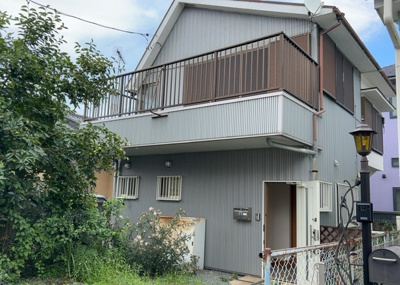 【構造・工法・仕様】 | 中野上町中古戸建 | 木造住宅とは土台、壁、柱など建築物の強度を支える構造体の材に木が使用されている構造を指します。構造体は建物の自重を支えるだけではなく風圧や水圧、積裁荷重などあらゆる衝撃に耐えるための基礎です。