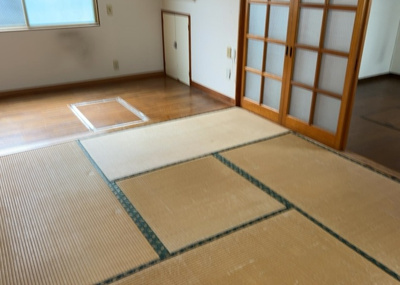 【居間・リビング】 | 中野上町中古戸建 | リビングの間取りの種類は大きくわけてリビングとダイニングが別になっているタイプ、リビングダイニング一体型です。どちらも一長一短ですので、家を選ぶ時はその両面をチェックして決めるようにしましょう。