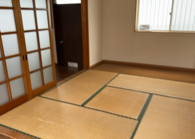 【居間・リビング】 | 中野上町中古戸建 | 直線タイプはLとDKを一直線に並べた形で対面キッチンのタイプです。一般的なのでよく見かけるかもしれません。直線タイプに似た直接アイランドタイプは、キッチンとダイニングの間に壁がない分広く感じられます。