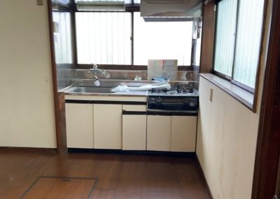 【キッチン】 | 中野上町中古戸建 | 標準的なシステムキッチンの横幅は、165cm～300cm程度です。2100・2400・2550・2700などミリ単位で表記されます。普段どのように料理をするのかを想定しながら合ったサイズを選びましょう
