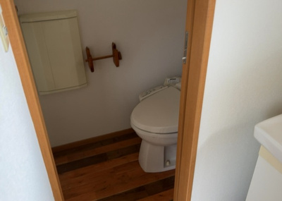 【トイレ】 | 中野上町中古戸建 | トイレは大きさや形、機能、抗菌性などが異なる多種多彩なタイプが各メーカーから出ています。それぞれに良さがあるため、事前にどういったタイプのトイレがいいのかをご家庭内で決めて、内見に行くといいでしょう。