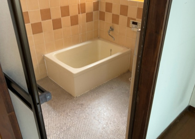 【浴室】 | 中野上町中古戸建 | 入浴時の快適さも大事なことですが、綺麗な状態を維持できなければ気持ちよく入浴できません。毎日の掃除が楽という点は大事なポイントになります！カビが生えにくく掃除がしやすい、壁や浴槽を選ぶといいでしょう。