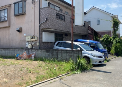 【前面道路含む現地写真】 | 片倉町中古戸建 | 住宅用の土地では前面道路に2m以上接していなければならないと法律で定められています。しかし、お持ちの車のサイズやライフスタイルなどにより、2mでは利便が悪い場合もございますので、事前に確認しましょう。