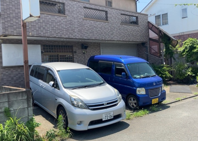 【前面道路含む現地写真】 | 片倉町中古戸建 | 道幅が広い場所は日当たりや風通が良好です。幅が広いのですれ違いも可能ですし大きな車でも駐車可能！一方で、大型車が通ることも多くなるため交通量の増加により騒音に繋がります。また土地の値段が高くなります。