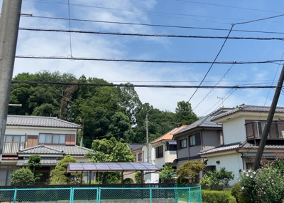【展望】 | 片倉町中古戸建 | 眺望を気にして物件を探す場合、前面に建物が建っていないか現地で確認しましょう！前面に建物があると景色はもちろん、日当たりや風通しにも影響が出てきます。住んだ時のことを想像しながら現地見学をしましょう。