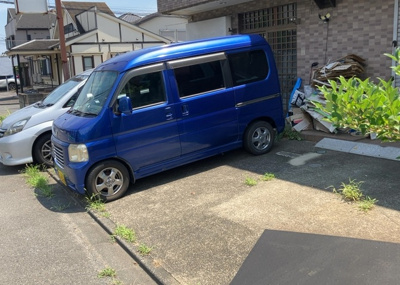 【駐車場】 | 片倉町中古戸建 | 駐車場と明記されていても、最小スペースでつくられた駐車場だと大型車は駐車できなかったり、出入りしにくくなったりする可能性があります。お車のサイズと購入したい物件の駐車場のサイズを現地で確認しましょう。