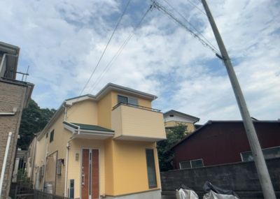 【バルコニー】 | 相原町中古戸建 | バルコニーは、室外の専用スペースのうち、「屋根がなく開放された空間」であるものを指します。ベランダより広いタイプのものが多く、日当たりもよいため家庭菜園などを楽しみたい人にとって適した環境となります。