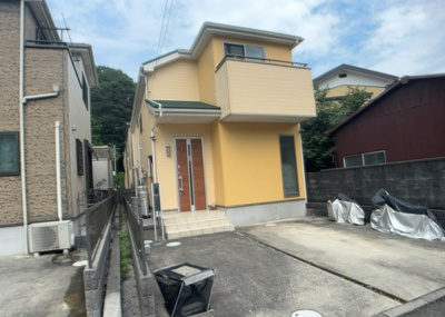 【玄関】 | 相原町中古戸建 | 玄関は家の顔でもあり、家族以外の目にも止まる場所です。玄関は外との間を仕切る扉、靴などをしまっておく収納スペース、靴脱ぎのたたきスペース、来客とのやり取りをするドアホンなど複数のアイテムからなります。