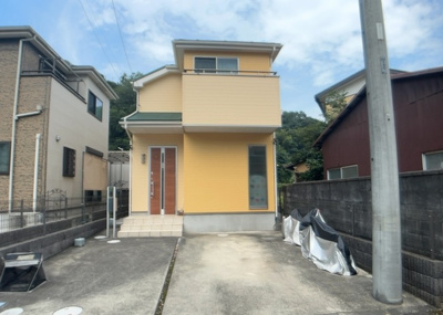 【構造・工法・仕様】 | 相原町中古戸建 | 木造住宅とは土台、壁、柱など建築物の強度を支える構造体の材に木が使用されている構造を指します。構造体は建物の自重を支えるだけではなく風圧や水圧、積裁荷重などあらゆる衝撃に耐えるための基礎です。