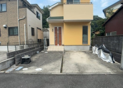 【構造・工法・仕様】 | 相原町中古戸建 | 建物の基礎工事の方法は、主流となっているベタ基礎（防湿基礎）と布基礎の２種類に分類され、床下の通気性や耐久性などに違いがあります。建物の基礎部分の構造や付帯設備など詳細については現地でご確認ください。