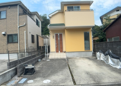【内装】 | 相原町中古戸建 | 玄関ポーチにおいて最も重視すべきと言っても良いのが広さです。適切な広さの玄関ポーチでないと外見的なバランスは崩れてしまいますし、何より使いにくくなってしまいますので、現地で実際に下見をしてみましょう！