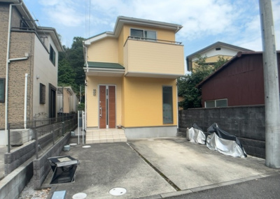 【外観】 | 相原町中古戸建 | 隣家の土地はどうなっているのか、生活利便施設が近くにあるのか、学校まで近いかなど、お客様のライフスタイルにあわせたイメージが重要です。また、近くにあると困る施設が近くにないかも確認するといいでしょう。