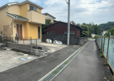 【前面道路含む現地写真】 | 相原町中古戸建 | 南側道路の場合は長い時間光を入れ込むことができるため、庭やリビングを道路側に持ってくることが多く土地価格も高い傾向にあります。一方北側道路だとリビングや庭が南側になりプライバシーを守ることができます。