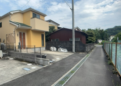 【前面道路含む現地写真】 | 相原町中古戸建 | 東側道路の場合は居室を南向きに設計しやすいため、朝日が入りやすいというメリットがあります。一方、西側道路も東側同様に居室を南向きに設計しやすいのですが、住宅地だと朝日が入りにくいという弱点があります。