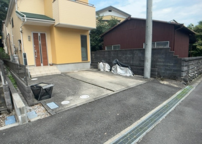 【駐車場】 | 相原町中古戸建 | 車一台あたりに必要なスペースは、標準サイズの普通自動車で横幅2m50cm、長さ5mは必要になります。ただし、乗降のことも考慮して横幅3m30cm、長さ5m50cmほどは確保できるところを選びましょう。