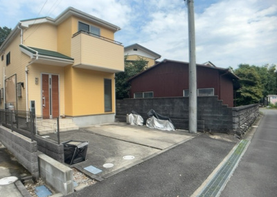 【庭】 | 相原町中古戸建 | 庭のある家に住むことのメリットとして、子どもたちの遊び場を確保できること、ガーデニングや家庭菜園を楽しめること、明るさを確保できることがあります。また、配置を工夫することでプライバシーが確保できます。