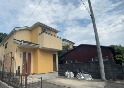 【バルコニー】 | 相原町中古戸建 | バルコニーは、建物内から室外へ楽に出入りできる便利なスペースです。また、バルコニーには手すりを付けることが義務付けられており、手すりの高さは110cm以上で施工することが建築基準法で定められています。