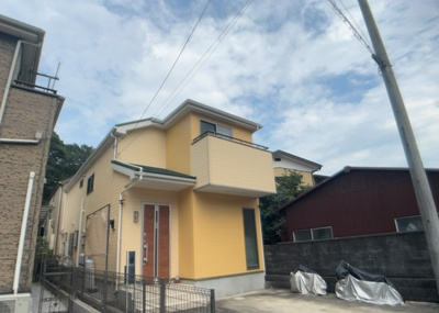 【バルコニー】 | 相原町中古戸建 | 両面バルコニーは、バルコニーそのものの機能というよりかは設置の仕方による名称です。複数のバルコニーを東西や南東などの相対する場所に設置することで、通風や採光が確保しやすくなるというメリットがあります。