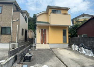 【玄関】 | 相原町中古戸建 | 玄関は家の顔と言っても過言ではありません。現地を見学する際は玄関の広さや全体のバランスなどを見てみるといいでしょう。一般的なアプローチのしやすさだけではなく、お年寄りにも優しい設計のものだと安心です。