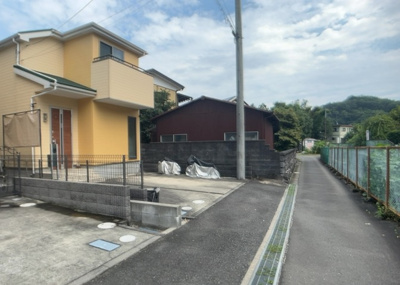 【前面道路含む現地写真】 | 相原町中古戸建 | 住宅用の土地では前面道路に2m以上接していなければならないと法律で定められています。しかし、お持ちの車のサイズやライフスタイルなどにより、2mでは利便が悪い場合もございますので、事前に確認しましょう。