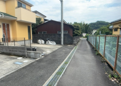 【前面道路含む現地写真】 | 相原町中古戸建 | 道幅が広い場所は日当たりや風通が良好です。幅が広いのですれ違いも可能ですし大きな車でも駐車可能！一方で、大型車が通ることも多くなるため交通量の増加により騒音に繋がります。また土地の値段が高くなります。
